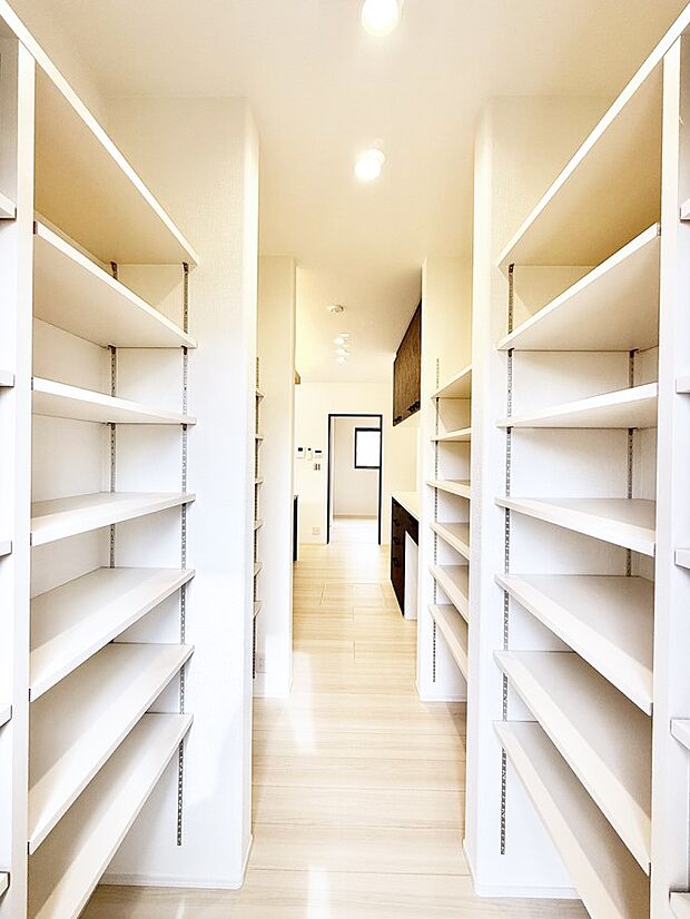 【その他内観】■まとめ買いしたストック置き場や、災害時の備蓄にも便利なパントリー  