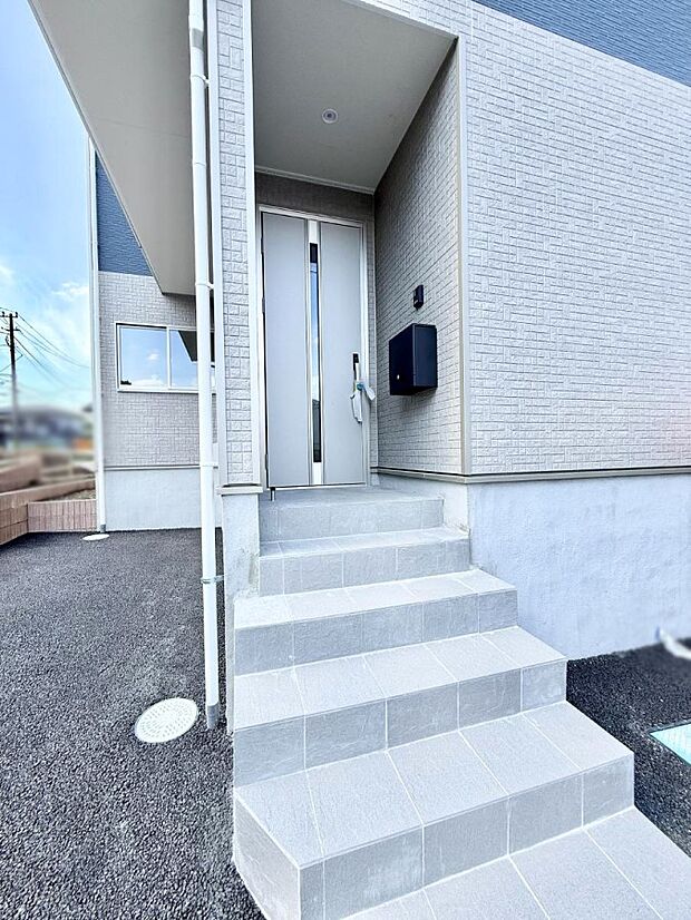 【現地外観写真】■暮らしを豊かにする充実した仕様設備で快適に