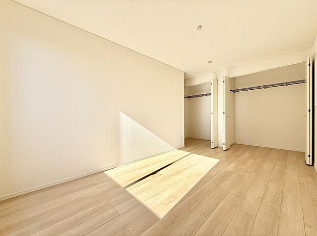 【リビング以外の居室】■落ち着いた色合いのお部屋で穏やかな時間を楽しめます