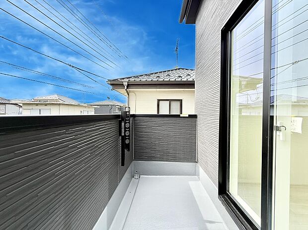 【バルコニー】■ 季節の移ろいを感じられる開放的な空間です