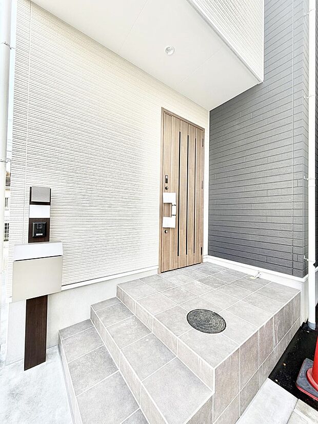 【玄関】■ 心地よい暮らしへとつながる、温かい玄関