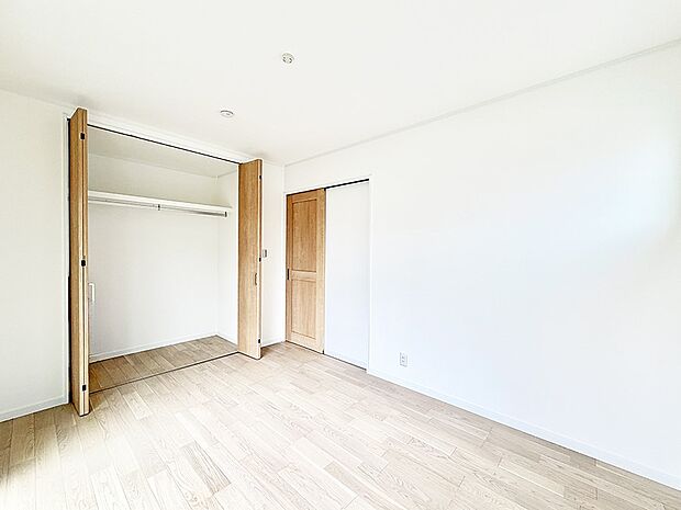 【リビング以外の居室】■落ち着いた色合いのお部屋で穏やかな時間を楽しめます