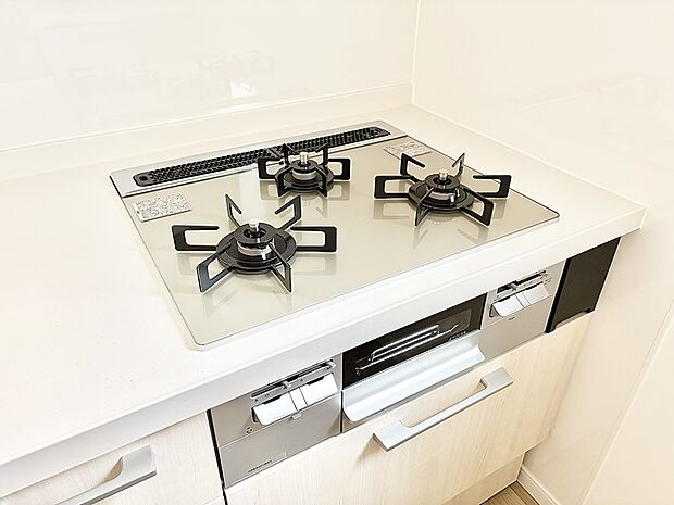 【3口ガスコンロ】■3口コンロのシステムキッチンで料理の手順もスムーズに