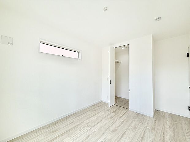 【リビング以外の居室】■落ち着いた色合いのお部屋で穏やかな時間を楽しめます