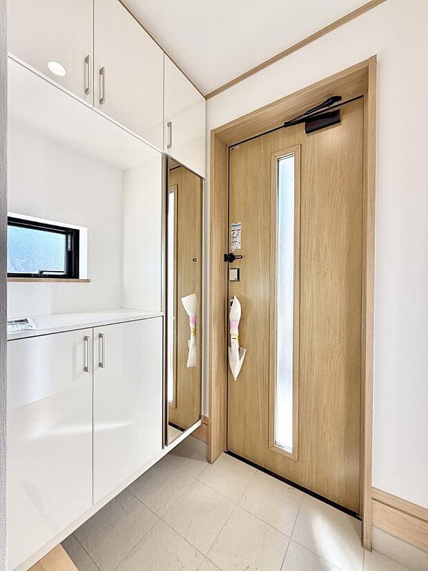 【玄関】■ 家族やゲストをやさしく迎える、心地よい空間