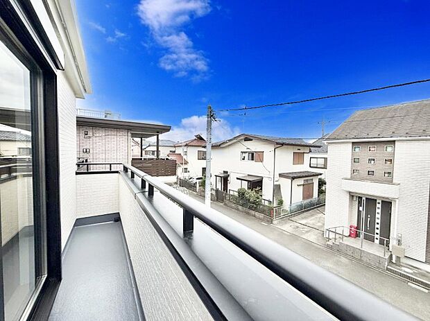 【バルコニー】■ 心地よい風と光を感じる、くつろぎのバルコニー