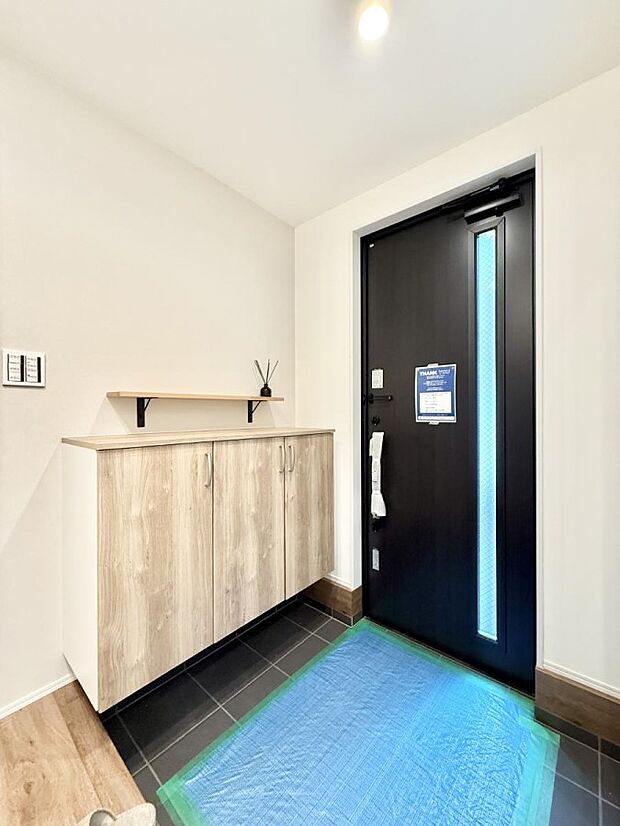 【玄関】■ 家族やゲストをやさしく迎える、心地よい空間