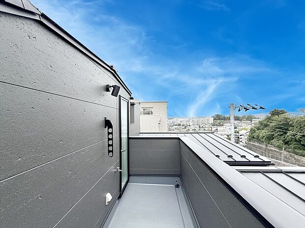 【バルコニー】■ 朝のコーヒーや夜の星空を楽しむ、癒しの場所