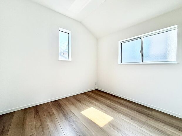 【リビング以外の居室】■落ち着いた色合いのお部屋で穏やかな時間を楽しめます