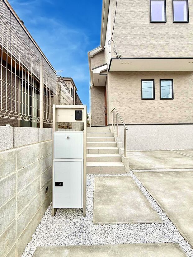 【玄関】1号棟  ■ 心地よい暮らしへとつながる、温かい玄関