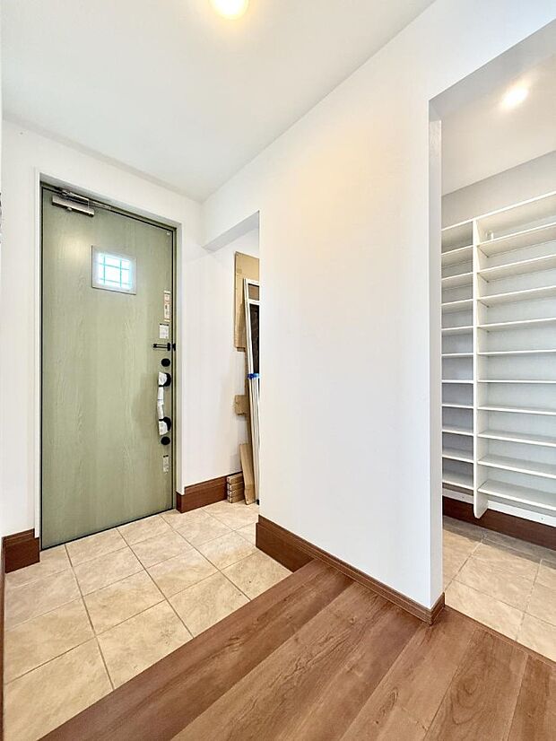 【玄関】■ 家族やゲストをやさしく迎える、心地よい空間