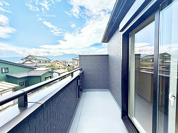 【バルコニー】■ 季節の移ろいを感じられる開放的な空間です