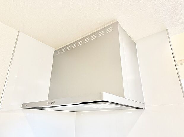 【レンジフード】■調理時の蒸気や匂いが換気扇に誘導され、効率的に排煙ができます。