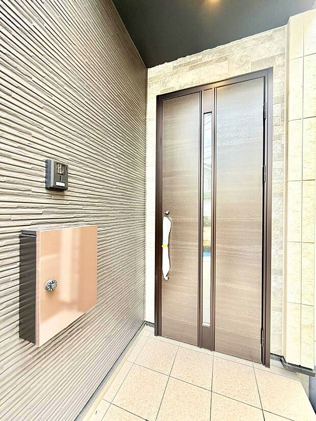 【玄関】■ 心地よい暮らしへとつながる、温かい玄関