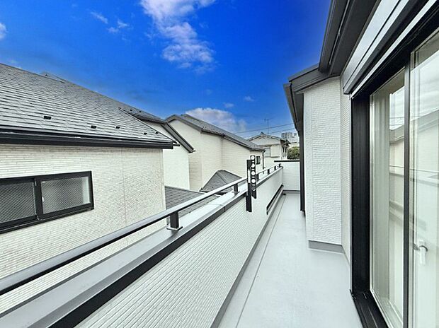 【バルコニー】■ 季節の移ろいを感じられる開放的な空間です