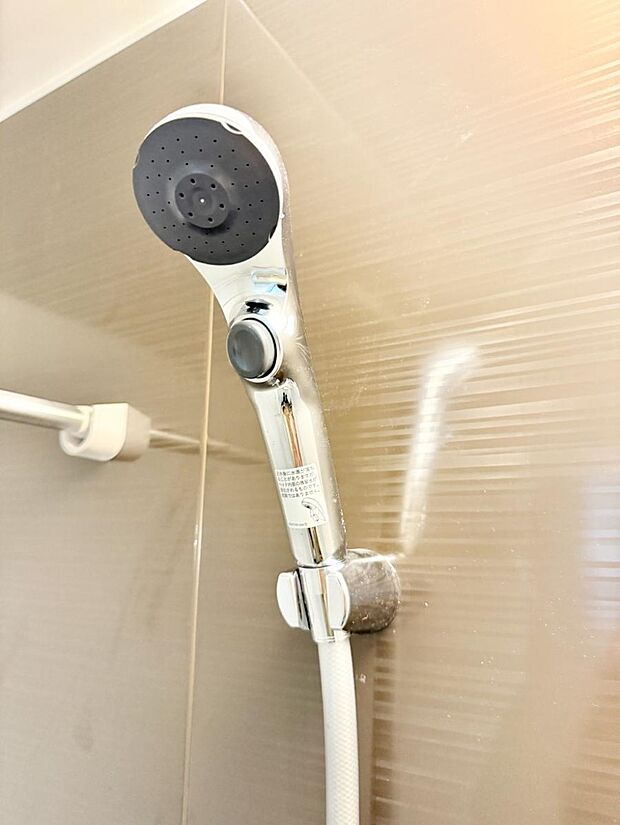 【止水シャワーヘッド】■手元で簡単に止水できるため、水の無駄遣いを減らすことができます。