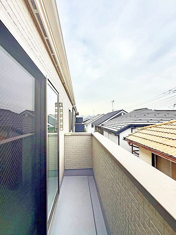 【バルコニー】■ 季節の移ろいを感じられる開放的な空間です