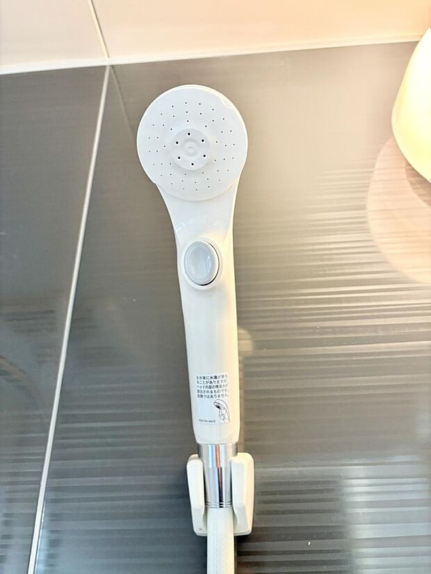 【止水シャワーヘッド】■手元で簡単に止水できるため、水の無駄遣いを減らすことができます。