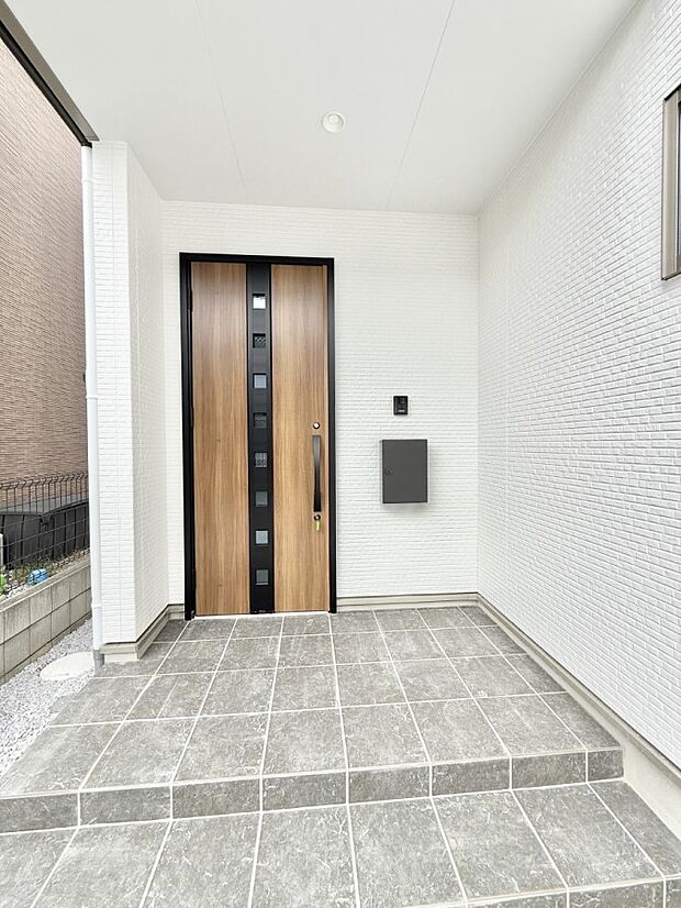 【玄関】■ シンプルで美しく、住まいの第一印象を彩る玄関です