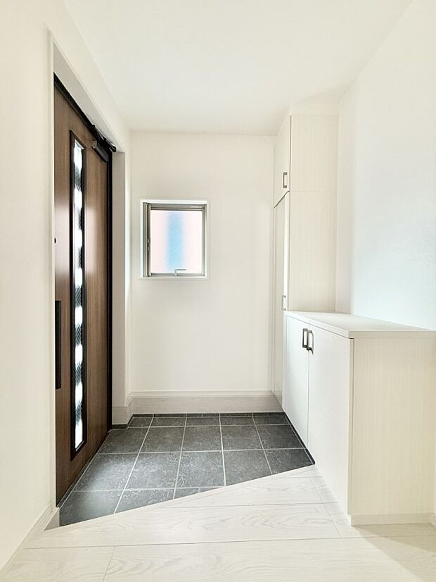 【玄関】■ 家族やゲストをやさしく迎える、心地よい空間