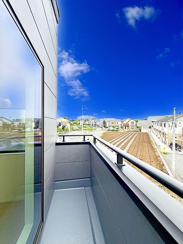 【バルコニー】■ 自然を身近に感じる、開放的なバルコニー