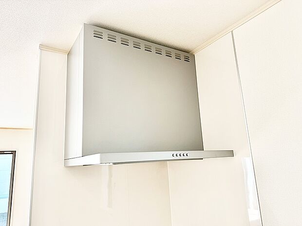 【レンジフード】■調理時の蒸気や匂いが換気扇に誘導され、効率的に排煙ができます。