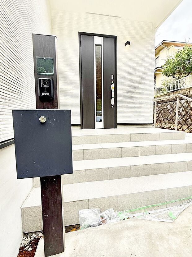 【玄関】■ 帰るたびにホッとする、安心感のある佇まい