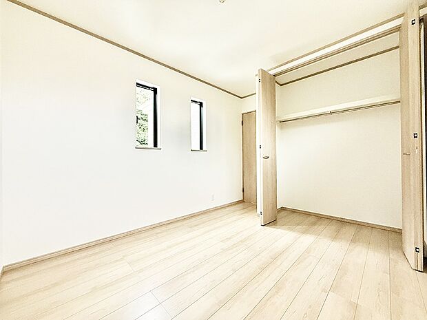 【リビング以外の居室】■落ち着いた色合いのお部屋で穏やかな時間を楽しめます