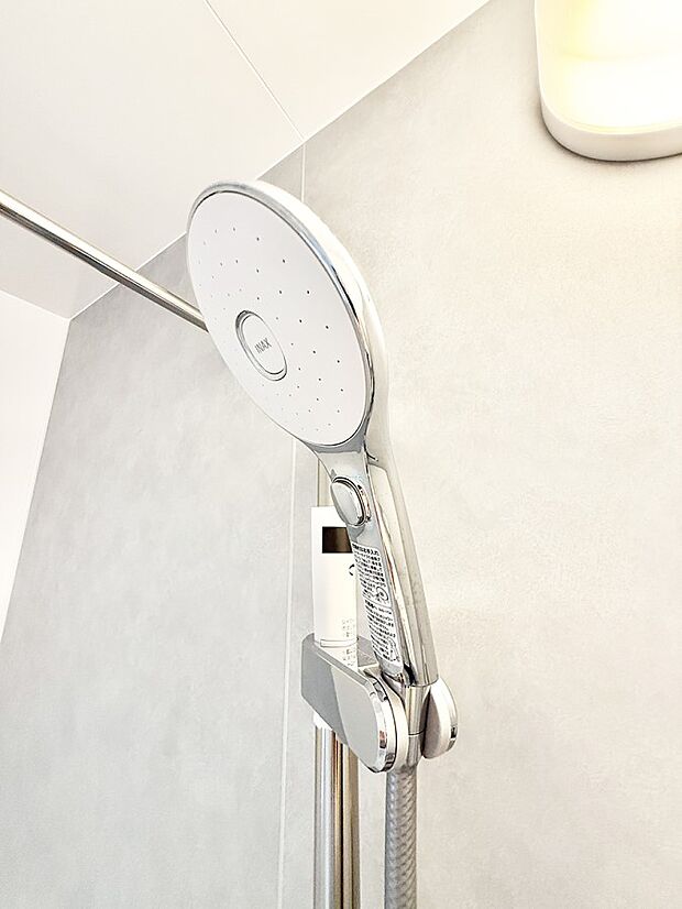 【止水シャワーヘッド】■手元で簡単に止水できるため、水の無駄遣いを減らすことができます。