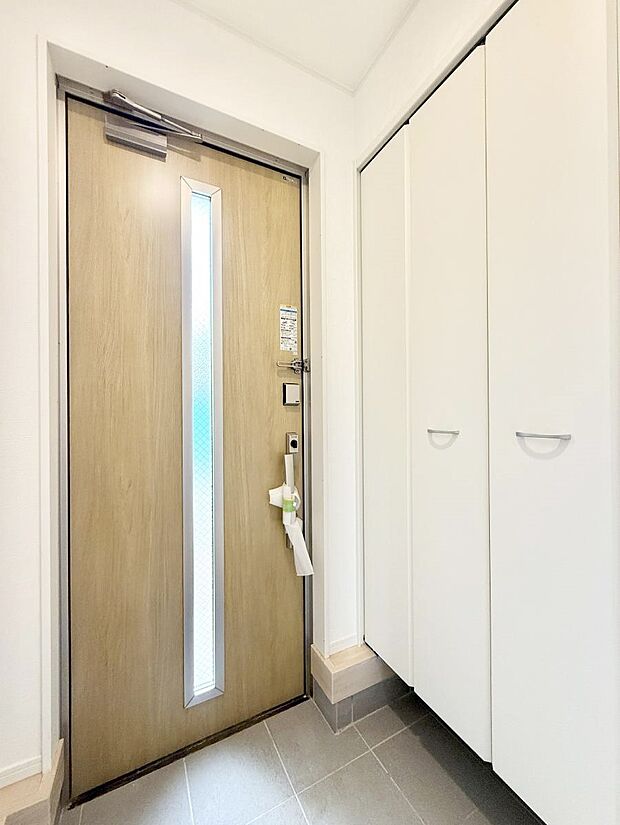 【玄関】■ 家族やゲストをやさしく迎える、心地よい空間