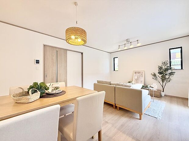 【リビング】■家族の時間を彩る、快適で癒される空間