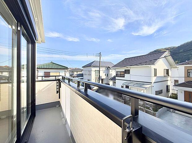 【バルコニー】■ 心地よい風と光を感じる、くつろぎのバルコニー