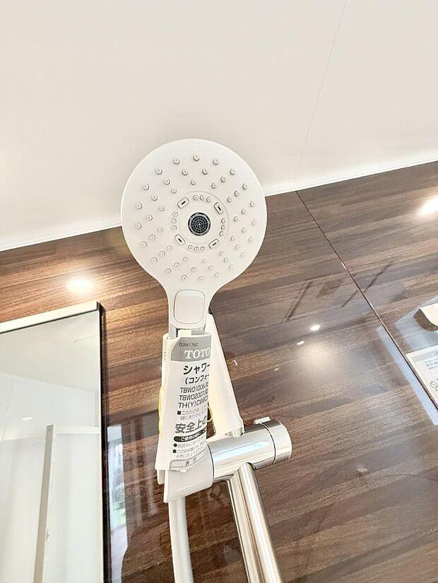 【止水シャワーヘッド】■わざわざシャワー水栓のレバーまで手を伸ばす必要がなく、簡単に止水できる