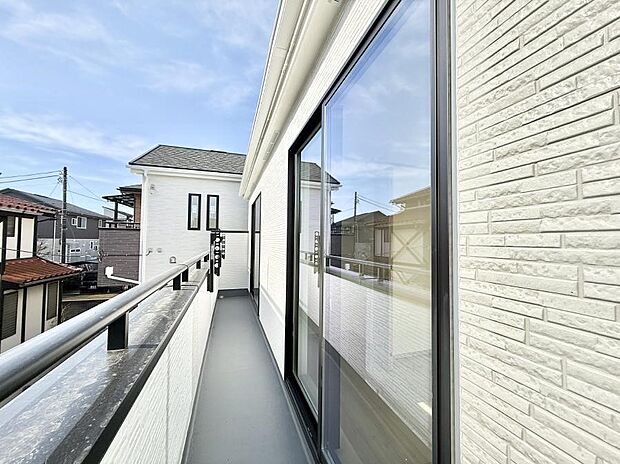 【バルコニー】■ 季節の移ろいを感じられる開放的な空間です