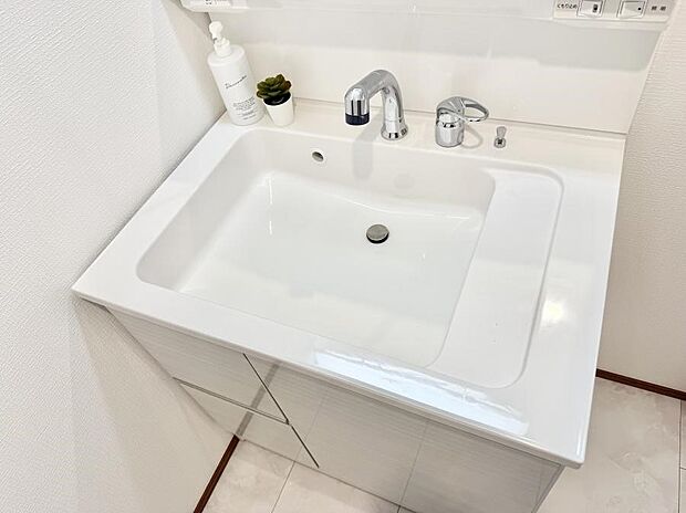 【ハンドシャワー付洗面台】■手洗いや顔を洗う時も快適に使える便利なシャワー