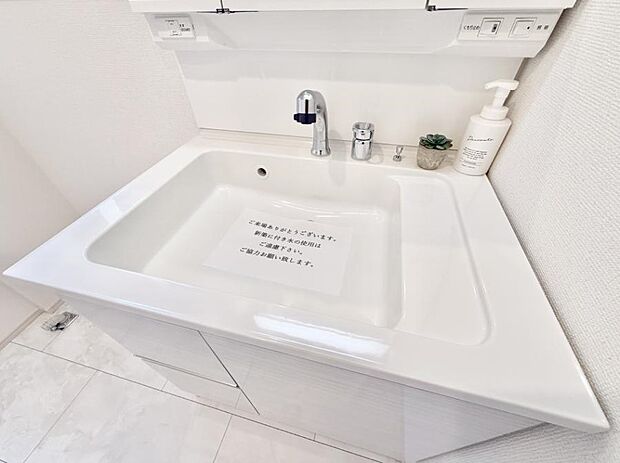 【ハンドシャワー付洗面台】■細かい部分まで洗いやすく便利なハンドシャワー付き