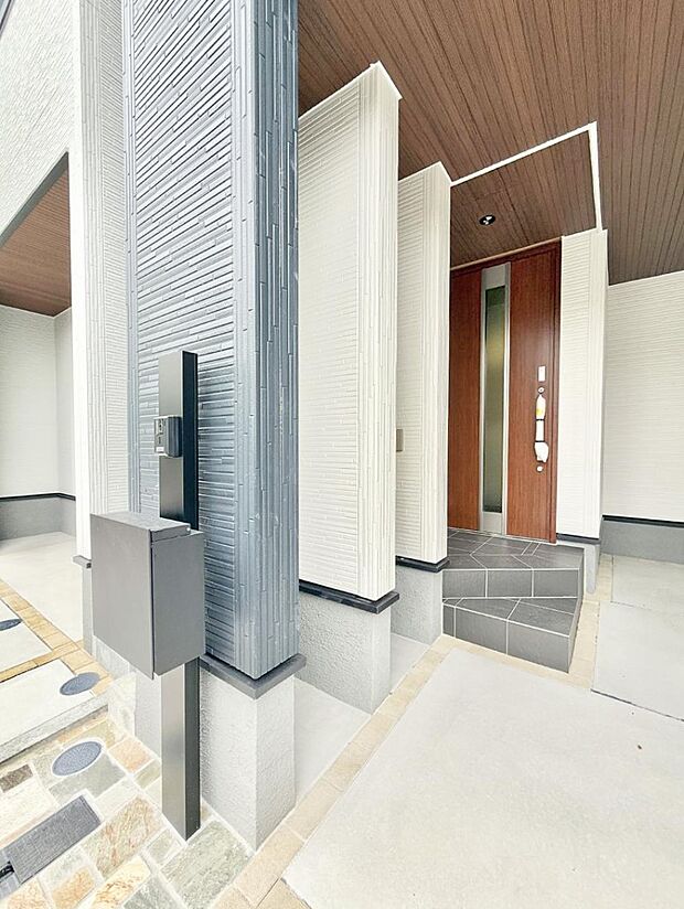 【玄関】■ 家族とゲストをやさしく迎える、心温まる玄関