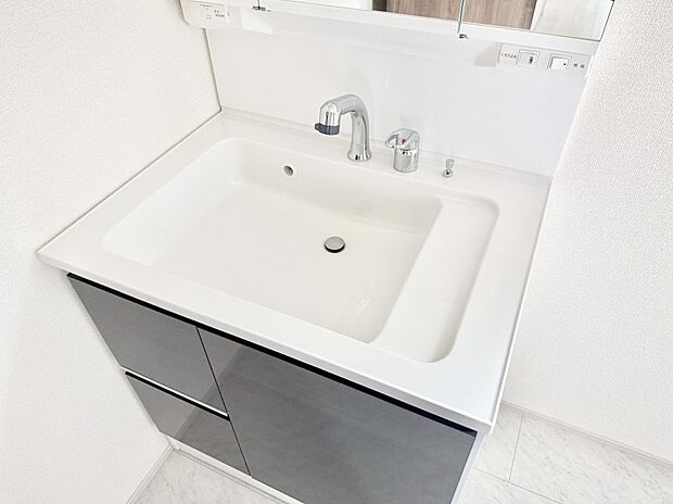 【ハンドシャワー付洗面台】■細かい部分まで洗いやすく便利なハンドシャワー付き
