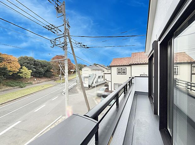 【バルコニー】■ 季節の移ろいを感じられる開放的な空間です