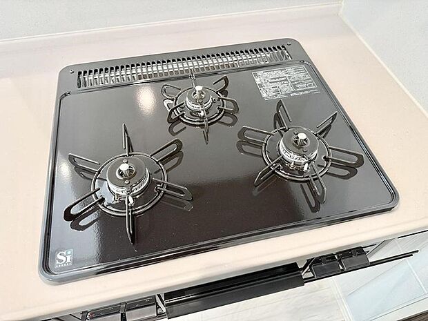 【3口ガスコンロ】■３口コンロのシステムキッチンで料理の手順もスムーズに