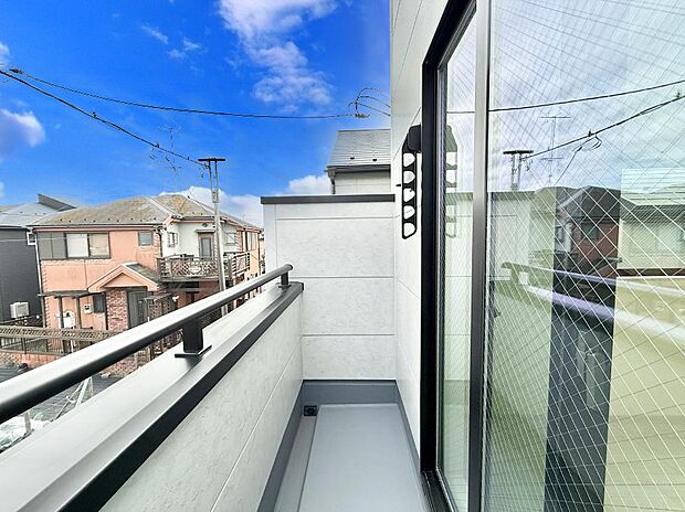 【バルコニー】■ 朝のコーヒーや夜の星空を楽しむ、癒しの場所