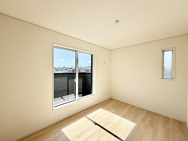 【寝室】■窓の配置や通気性の良い設計で部屋の空気がこもらず、常に新鮮な空気が流れます