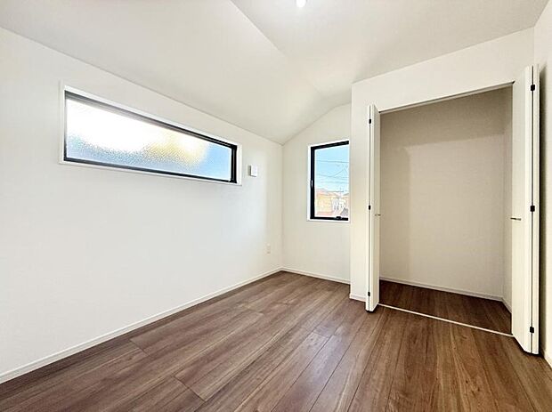 【寝室】■窓の配置や通気性の良い設計で部屋の空気がこもらず、常に新鮮な空気が流れます