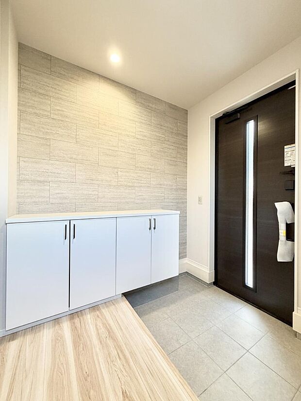 【玄関】■ 毎日を気持ちよく迎える、明るく温もりのある玄関