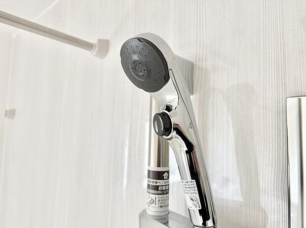 【止水シャワーヘッド】■手元で簡単に止水できるため、水の無駄遣いを減らすことができます。