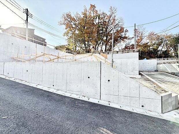 【現地外観写真】■家族みんなが笑顔で過ごせる、安心感のある住まい