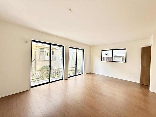 【リビング】■光と風を感じる、リラックスできる空間