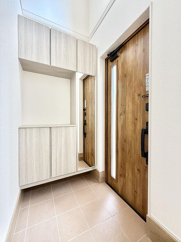 【玄関】■ 家族やゲストをやさしく迎える、心地よい空間