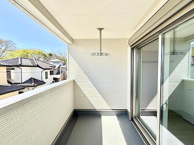 【バルコニー】■ 季節の移ろいを感じられる開放的な空間です