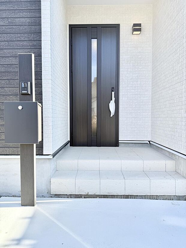 【玄関】■ 心地よい暮らしへとつながる、温かい玄関